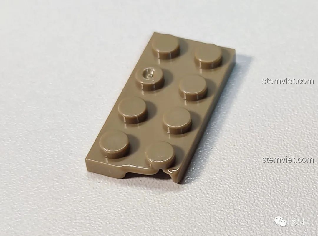 Cận cảnh một mảnh ghép khác của bộ ZHEGAO QL0924 Quán Rượu Cổ với lỗi nhỏ về khuôn đúc.