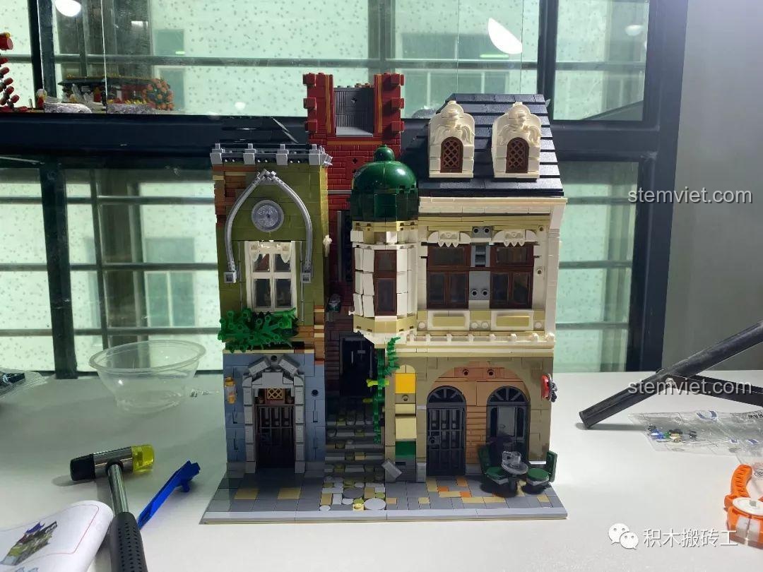 Phần mái bên phải và tầng ba của bộ đồ chơi mô hình Quán Rượu Cổ QL0924 đã hoàn thành, chuẩn bị cho tháp đồng hồ.