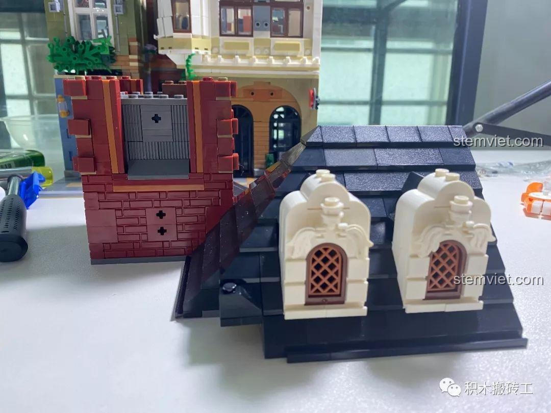 Phần mái với cửa sổ áp mái của bộ lắp ghép ZHEGAO QL0924 Quán Rượu Cổ, tăng thêm vẻ đẹp kiến trúc cổ điển.