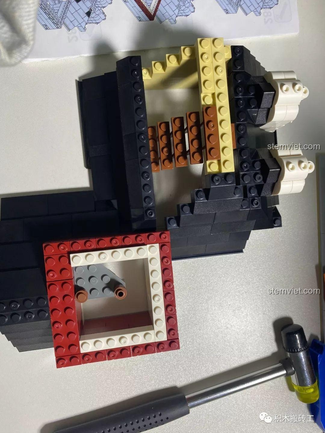 Phần mái màu đỏ, cam và xám của mô hình Kiến trúc Quán Rượu Cổ QL0924, với chi tiết dầm mái bên trong.