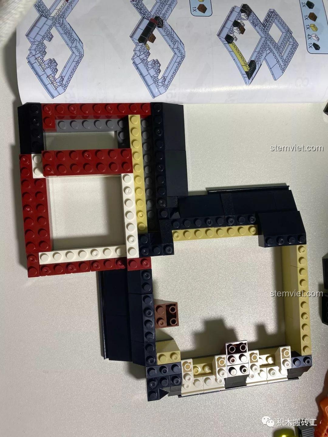 Phần mái màu đỏ, trắng và đen của bộ lắp ghép ZHEGAO QL0924 Quán Rượu Cổ, thể hiện sự đa dạng màu sắc trong thiết kế.