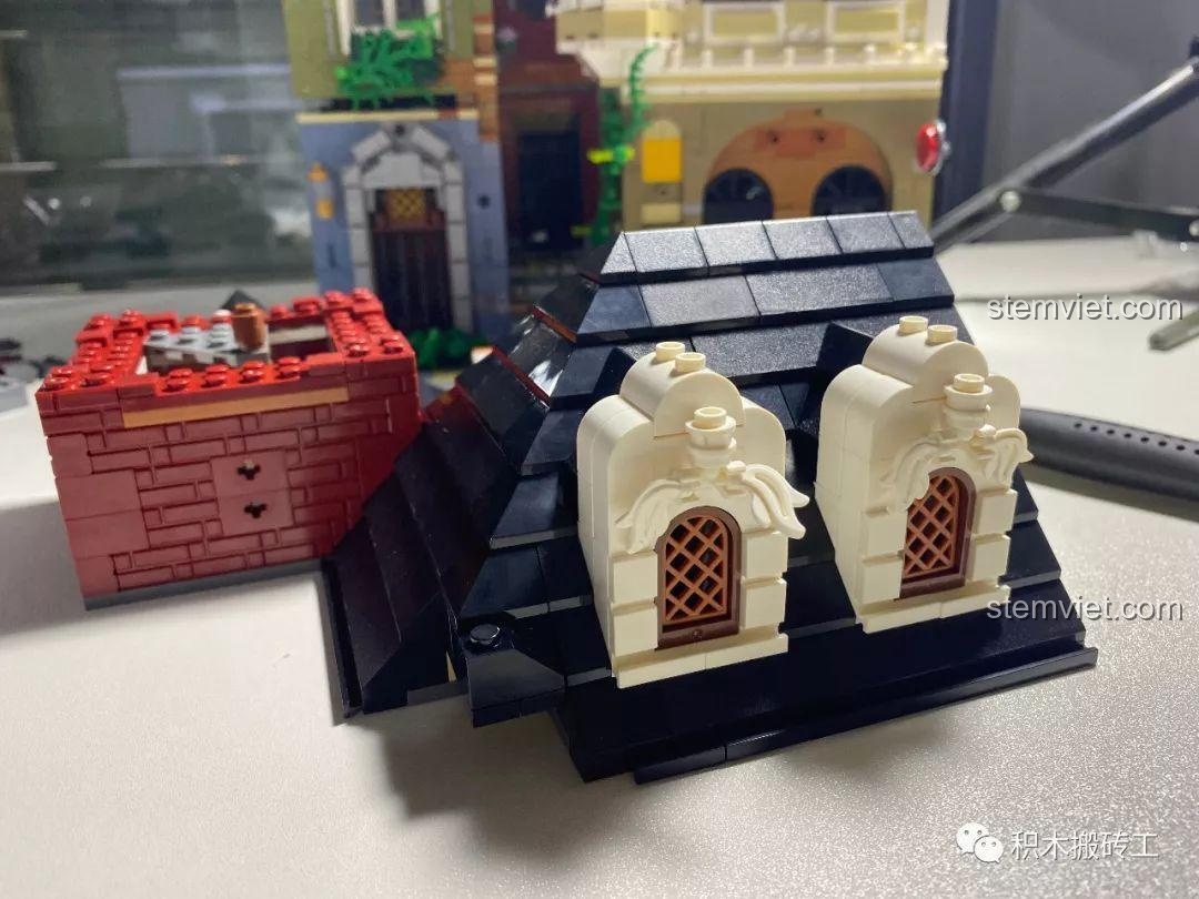 Phần mái của bộ đồ chơi xây dựng Quán Rượu Cổ ZHEGAO QL0924 gần như hoàn thiện, tạo hình dáng đặc trưng của tòa nhà.