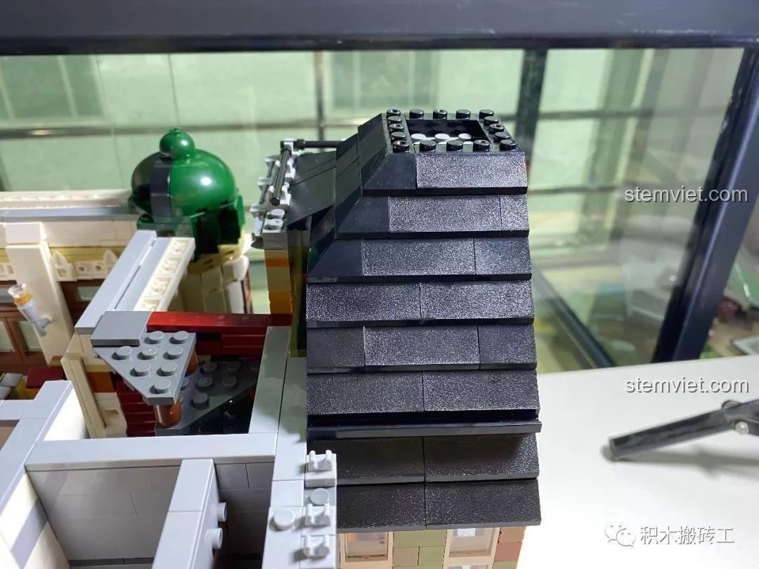 Một phần mái nhỏ của bộ đồ chơi xây dựng Quán Rượu Cổ ZHEGAO QL0924, chi tiết các viên gạch mái màu đen.