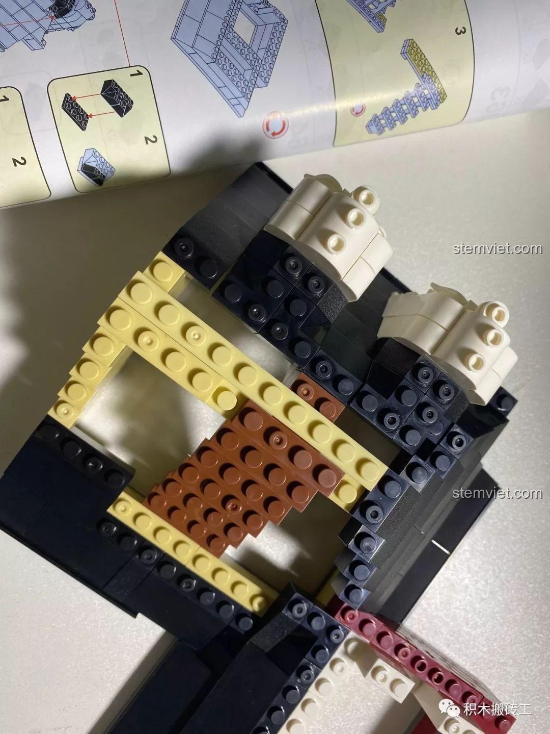 Phần mái màu vàng, nâu và đen của bộ đồ chơi mô hình Quán Rượu Cổ QL0924, tạo nên vẻ cổ kính cho tòa nhà.