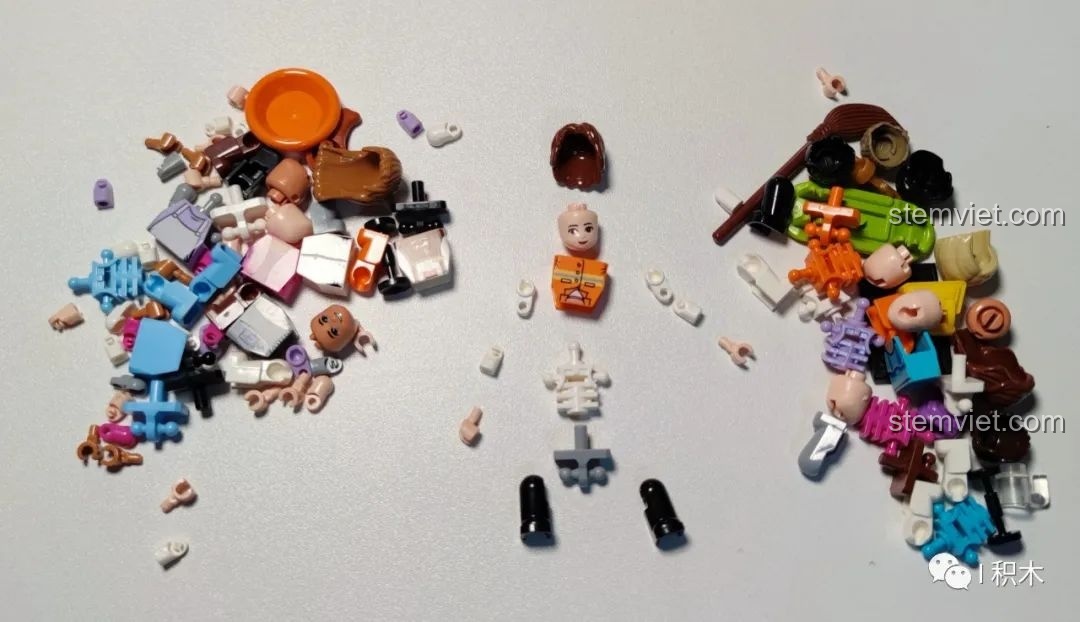 Các mảnh ghép của minifigures trong bộ ZHEGAO QL0924 Quán Rượu Cổ được sắp xếp trên bàn.