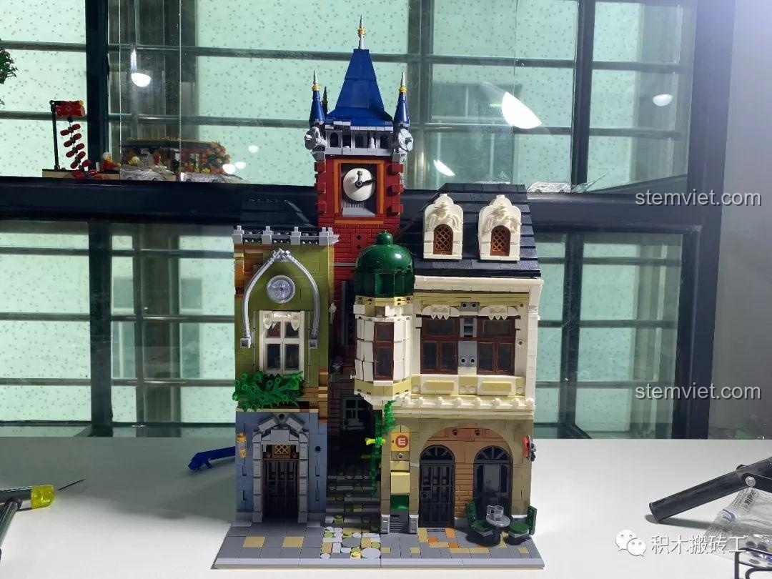 Cận cảnh mặt trước các minifigures bên phải của bộ lắp ghép ZHEGAO QL0924 Quán Rượu Cổ, thể hiện sự đa dạng nhân vật.