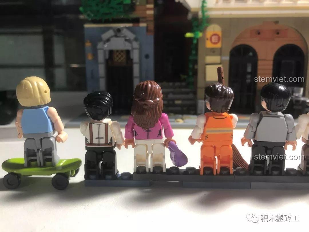 Cận cảnh mặt trước các minifigures bên trái của bộ đồ chơi xây dựng Quán Rượu Cổ ZHEGAO QL0924, chi tiết trang phục và phụ kiện.