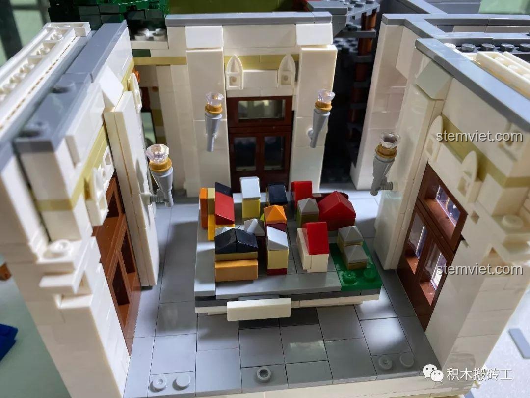 Mô hình sa bàn mini trên tầng hai của bộ đồ chơi xây dựng Quán Rượu Cổ ZHEGAO QL0924, tạo điểm nhấn độc đáo cho nội thất.