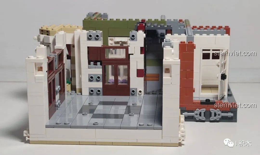 Nội thất tầng trên của mô hình Quán Rượu Cổ ZHEGAO QL0924, nhìn từ phía trong.