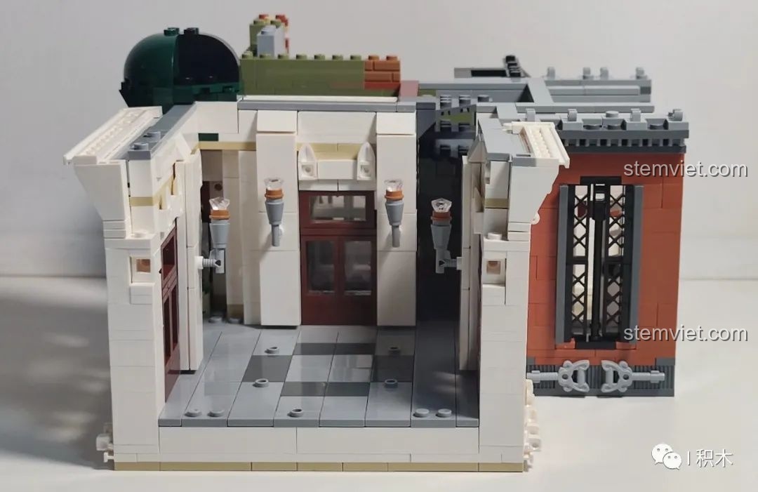 Nội thất tầng trên của mô hình Quán Rượu Cổ ZHEGAO QL0924 sau khi hoàn thiện.