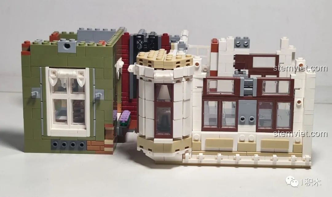 Tiến độ lắp ráp phần giữa của mô hình Quán Rượu Cổ ZHEGAO QL0924 từ phía trước.