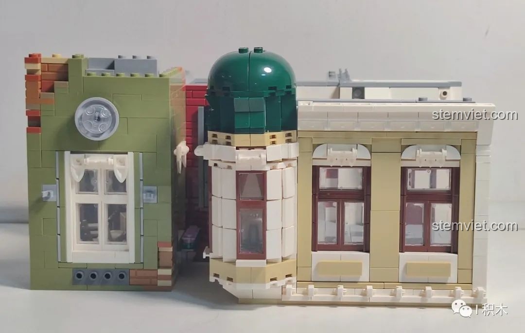 Phần giữa của mô hình Quán Rượu Cổ ZHEGAO QL0924 đã hoàn thiện, nhìn từ phía trước.