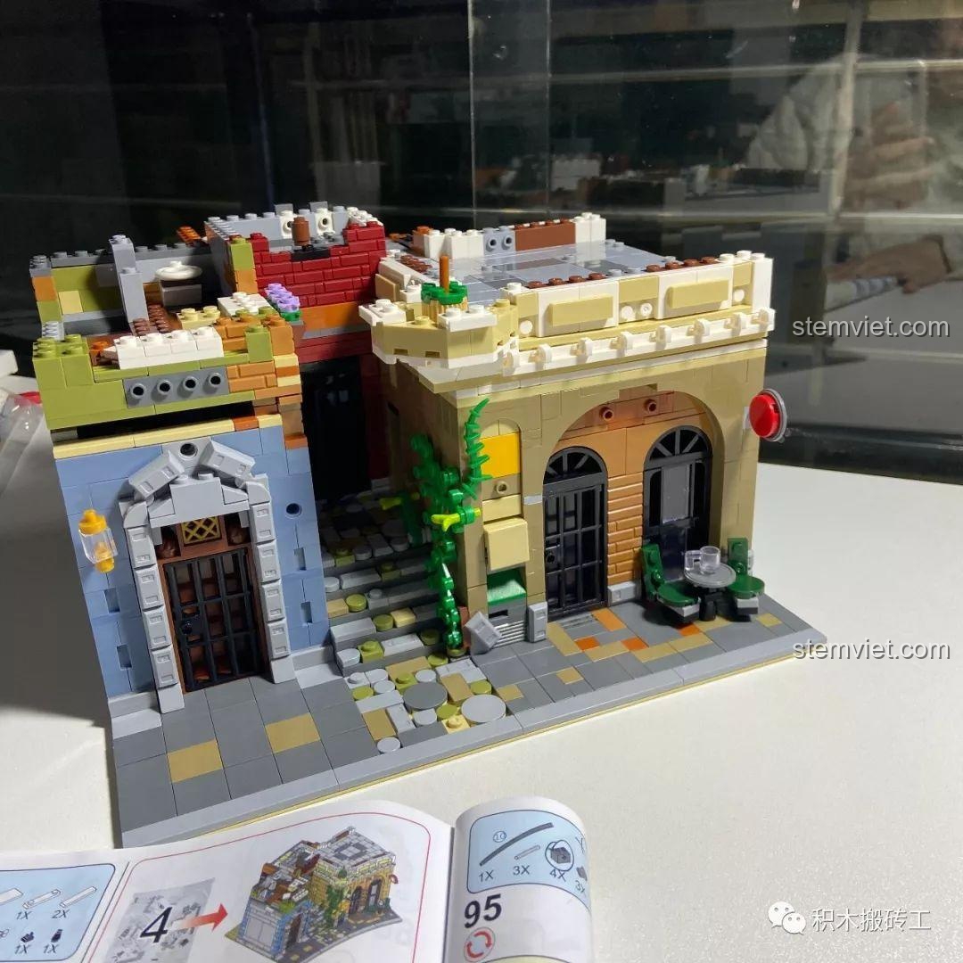 Sàn tầng hai của bộ đồ chơi xây dựng Quán Rượu Cổ ZHEGAO QL0924 đã hoàn thành sau bước 4, tạo nền tảng cho các tầng tiếp theo.