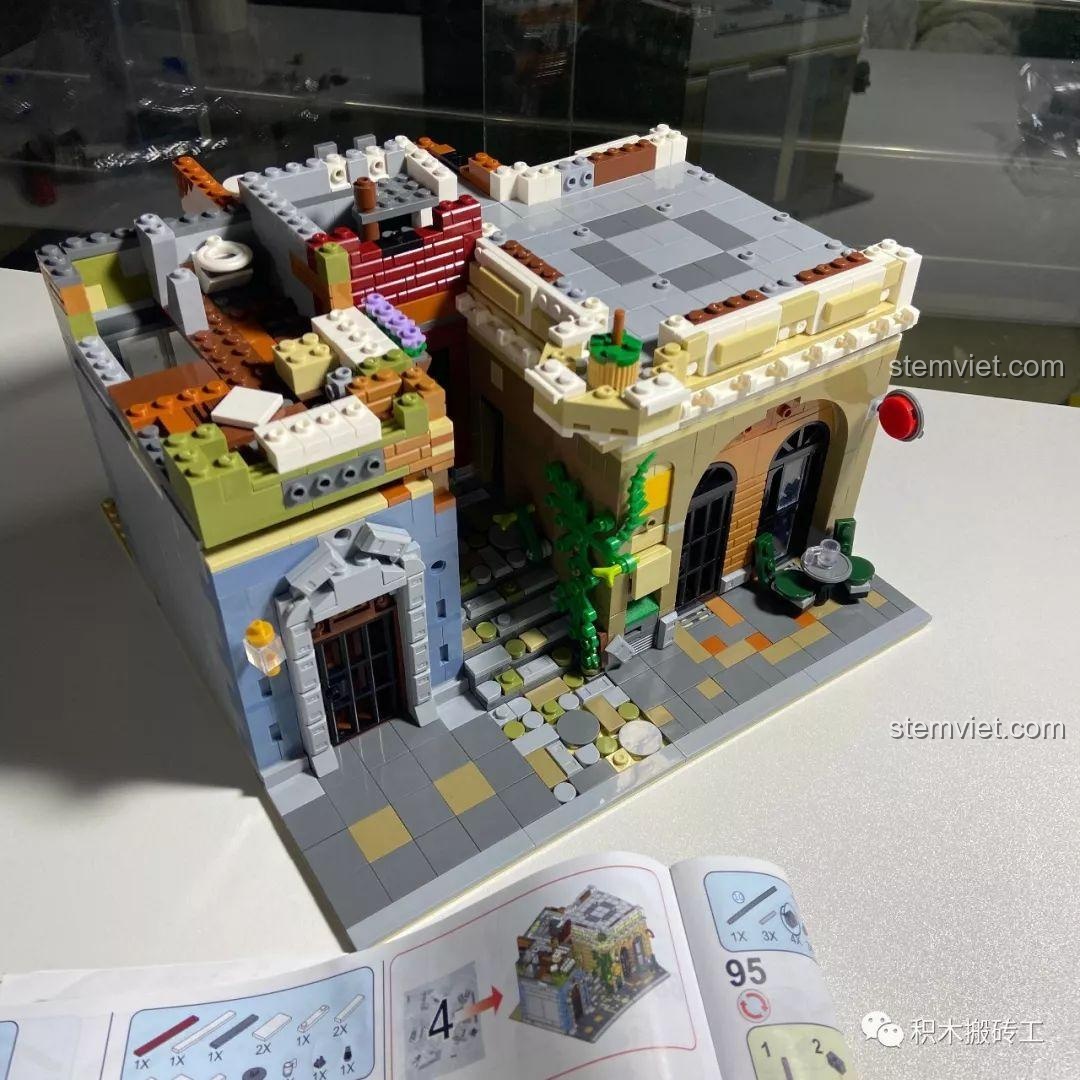 Góc nhìn chi tiết sàn tầng hai của bộ lắp ghép ZHEGAO QL0924 Quán Rượu Cổ, cho thấy các chi tiết nhỏ trên bề mặt.