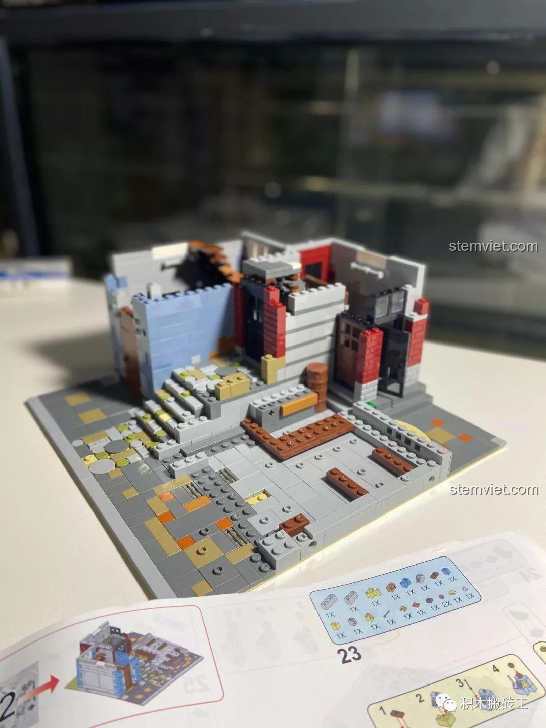 Một nửa tầng một của mô hình Quán Rượu Cổ QL0924 sau bước 2, cho thấy cấu trúc ban đầu của tòa nhà kiến trúc tinh xảo.