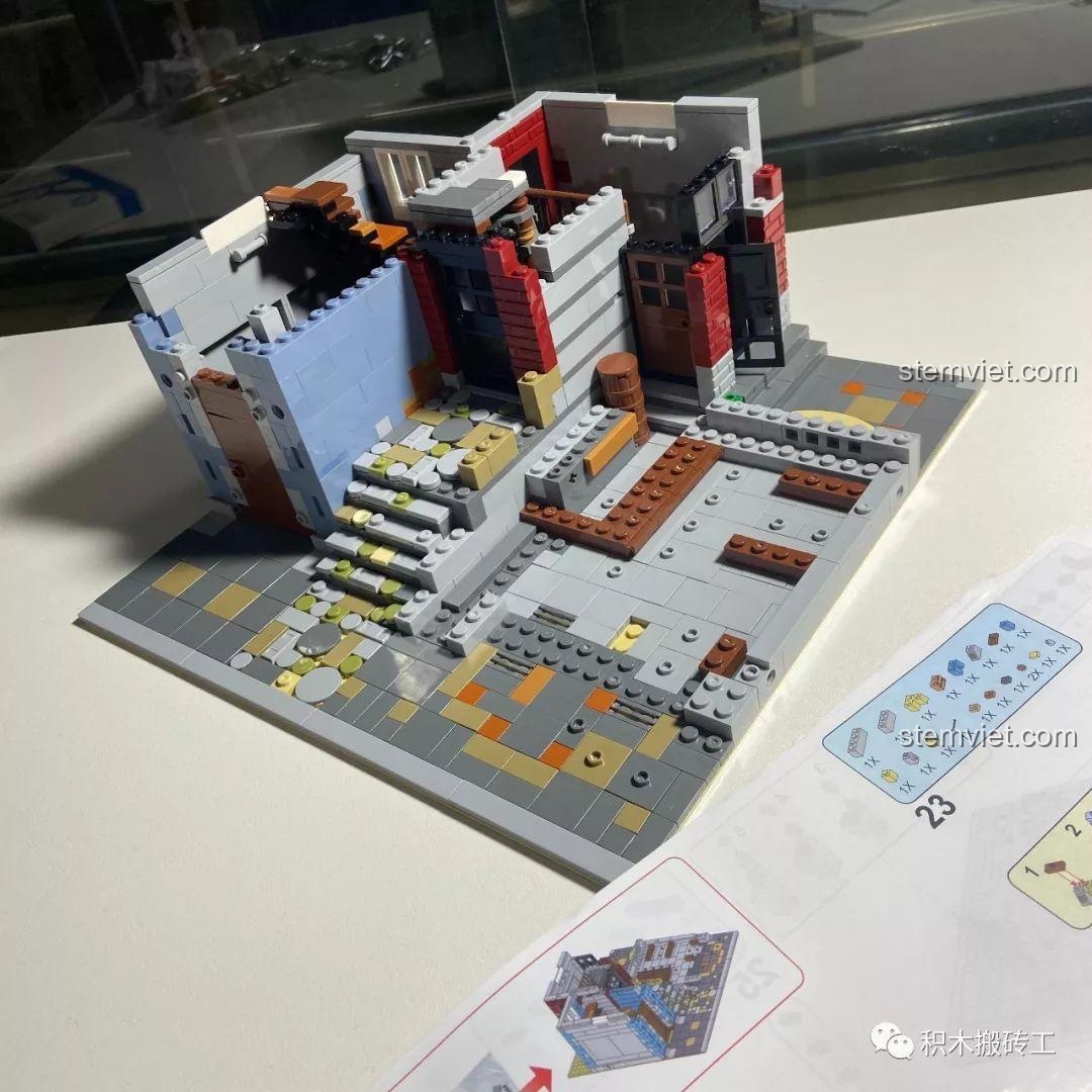 Góc nhìn khác của nửa tầng một bộ lắp ghép ZHEGAO QL0924 Quán Rượu Cổ, chi tiết các bức tường và cửa ra vào.