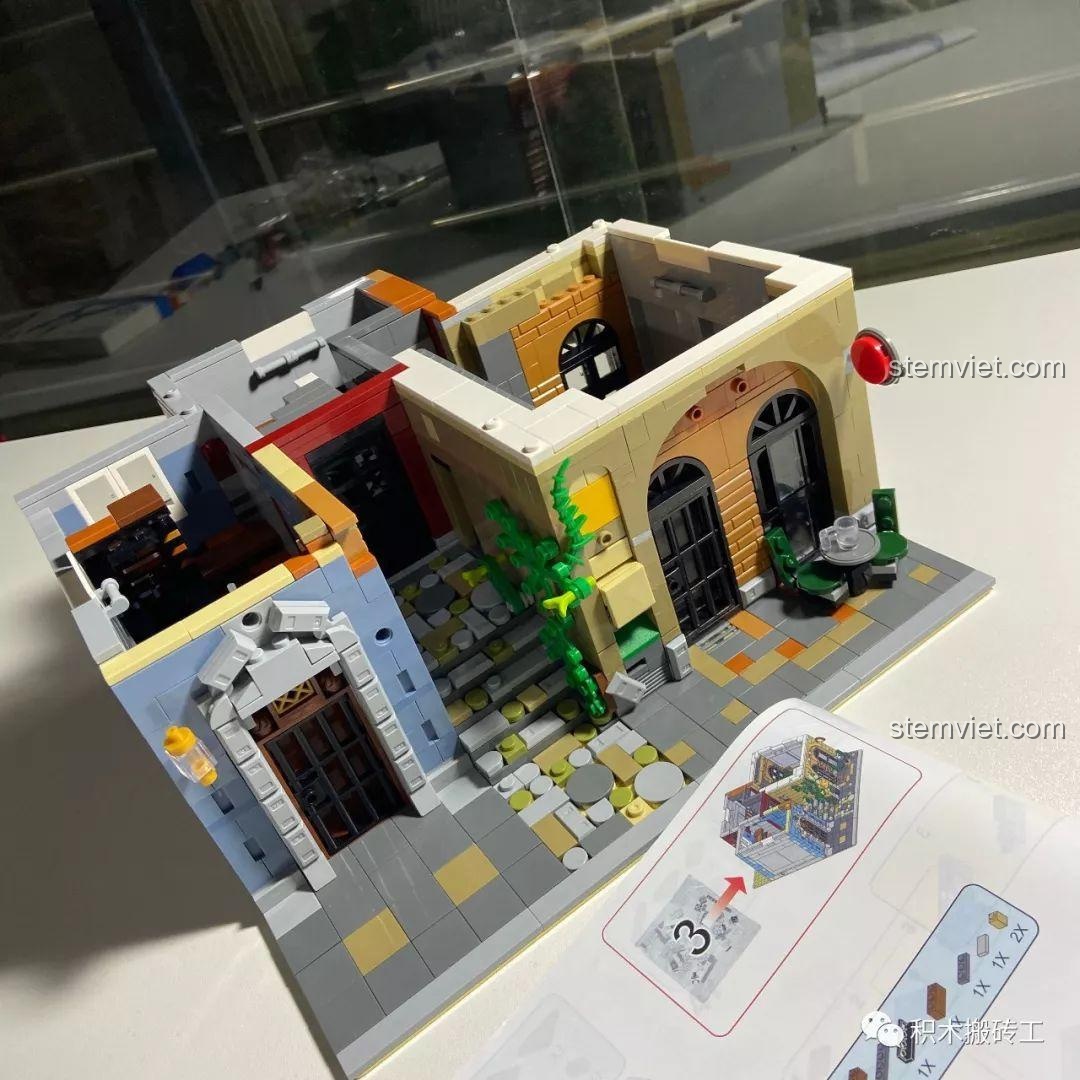 Tầng một của mô hình Kiến trúc Quán Rượu Cổ QL0924 gần như hoàn chỉnh sau bước 3, thể hiện sự phức tạp của thiết kế.