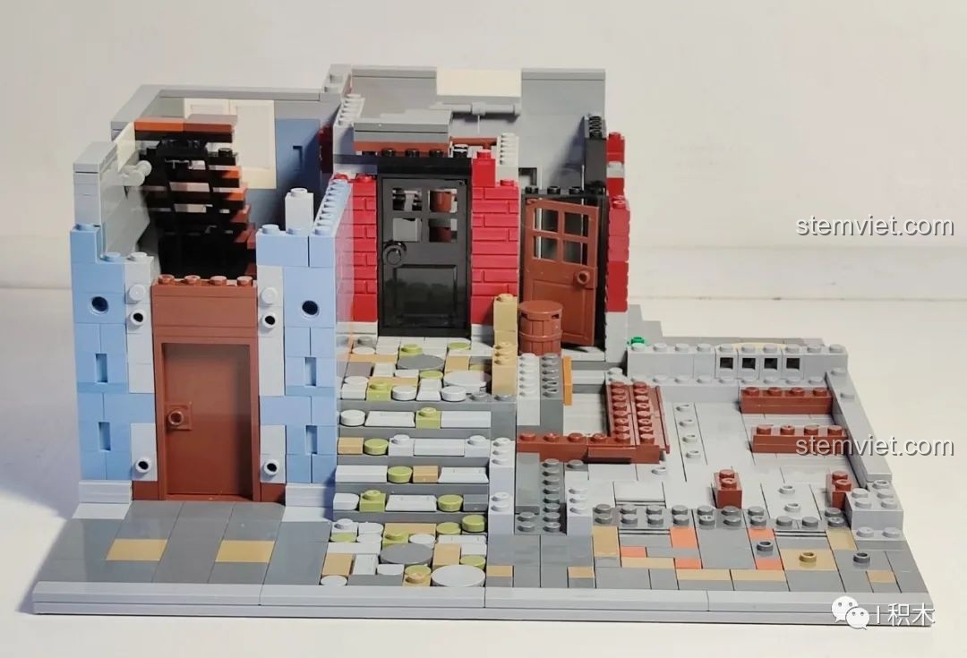 Tiến độ lắp ráp tầng trệt của mô hình Quán Rượu Cổ ZHEGAO QL0924 từ góc nhìn phía trước.