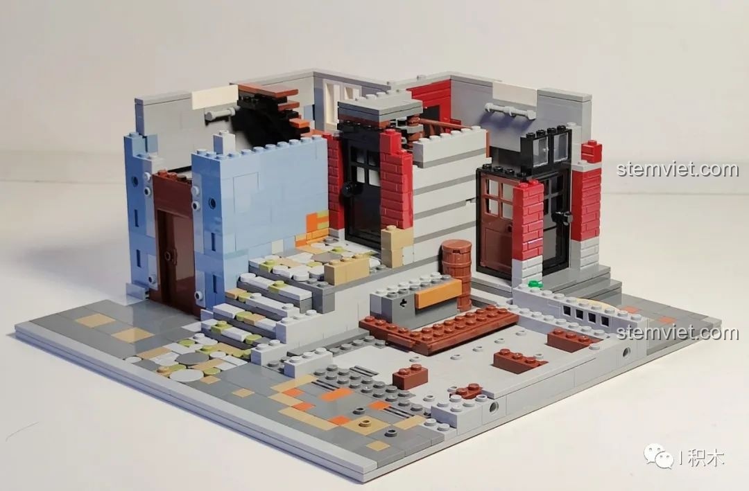 Góc nhìn nghiêng của tầng trệt mô hình Quán Rượu Cổ ZHEGAO QL0924 đang được lắp ráp.