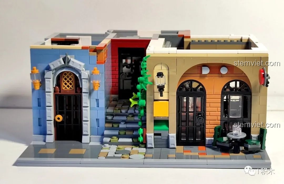 Tầng trệt của mô hình Quán Rượu Cổ ZHEGAO QL0924 gần hoàn thiện, nhìn từ phía trước.