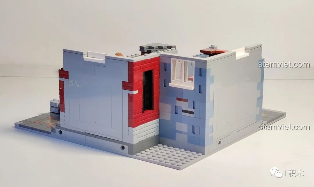 Mặt sau của tầng trệt mô hình Quán Rượu Cổ ZHEGAO QL0924 trong quá trình lắp ráp.