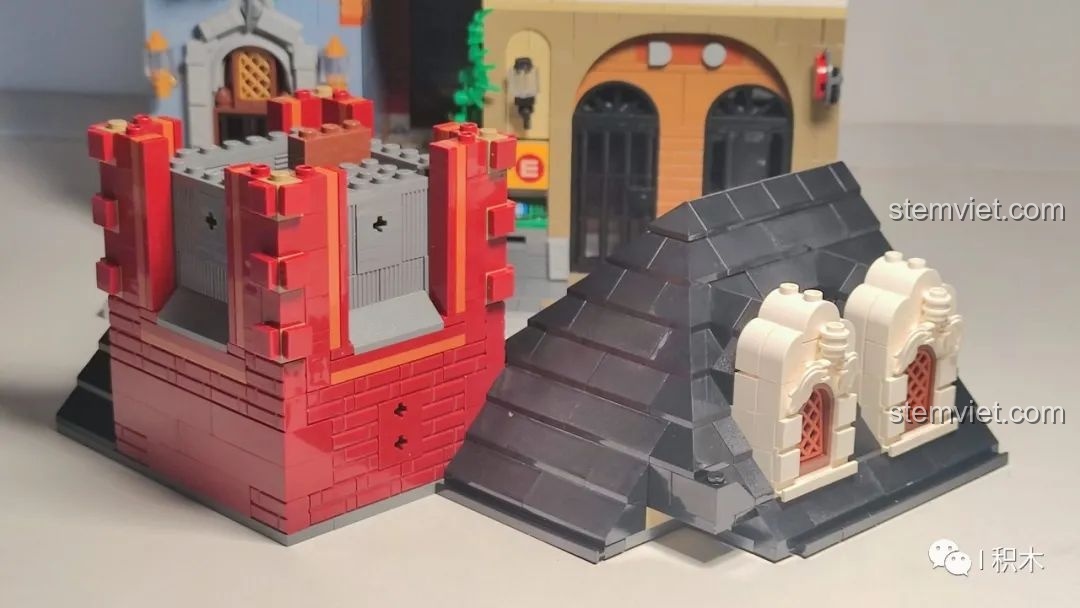 Mô hình Quán Rượu Cổ ZHEGAO QL0924 được tháo rời thành các module riêng biệt.