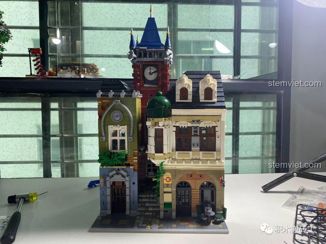 Tháp đồng hồ của bộ xếp hình ZHEGAO QL0924 Quán Rượu Cổ được gắn vào tòa nhà chính, tạo điểm nhấn cao nhất cho mô hình.