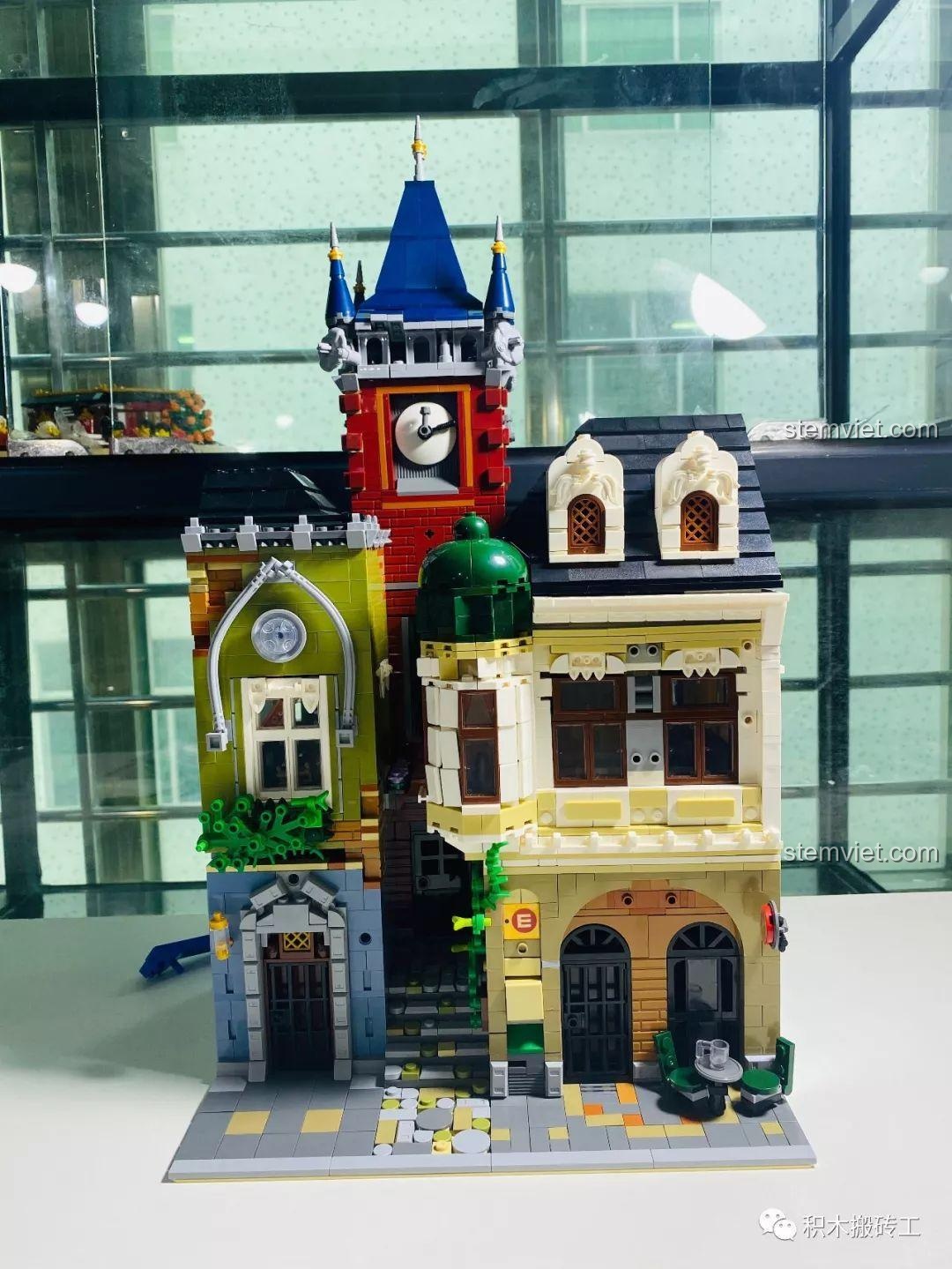 Góc nhìn khác của tháp đồng hồ trên bộ đồ chơi xây dựng Quán Rượu Cổ ZHEGAO QL0924, thể hiện sự hài hòa với tổng thể kiến trúc.