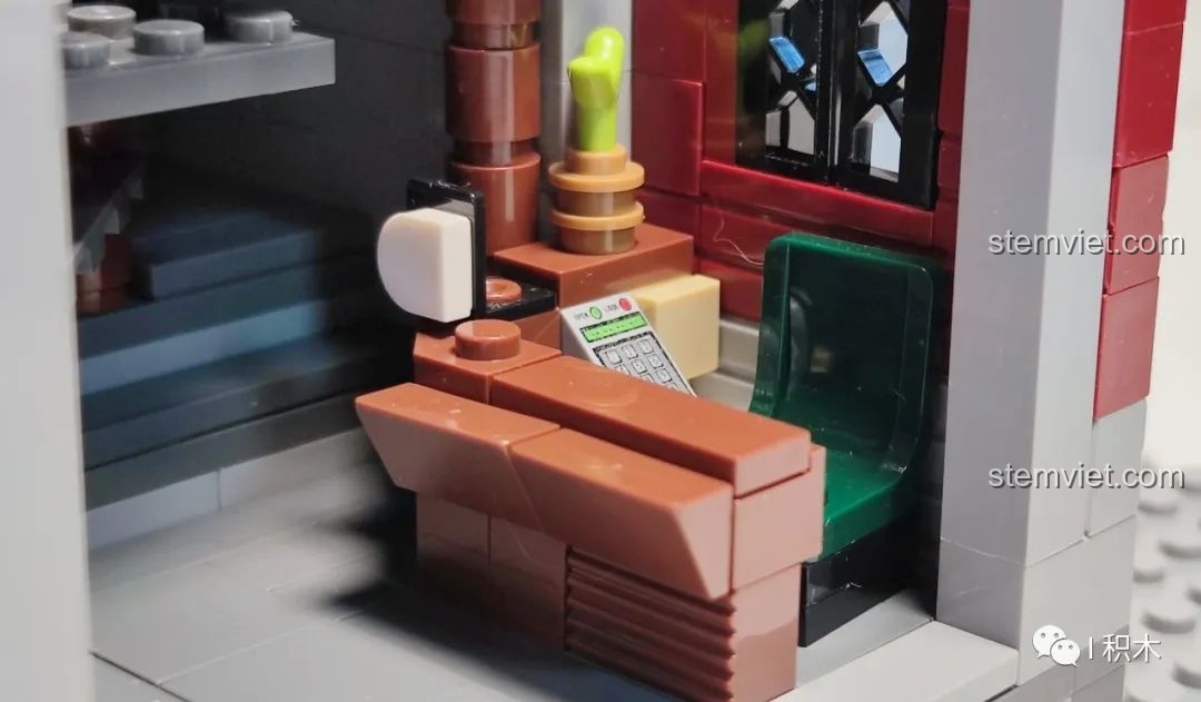 Cận cảnh khu vực tiếp tân/văn phòng nhỏ trong mô hình Quán Rượu Cổ ZHEGAO QL0924.