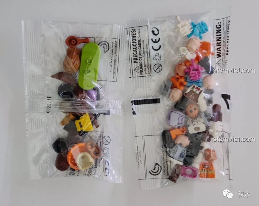 Các túi mảnh ghép nhỏ chứa các bộ phận của minifigures trong bộ ZHEGAO QL0924 Quán Rượu Cổ.