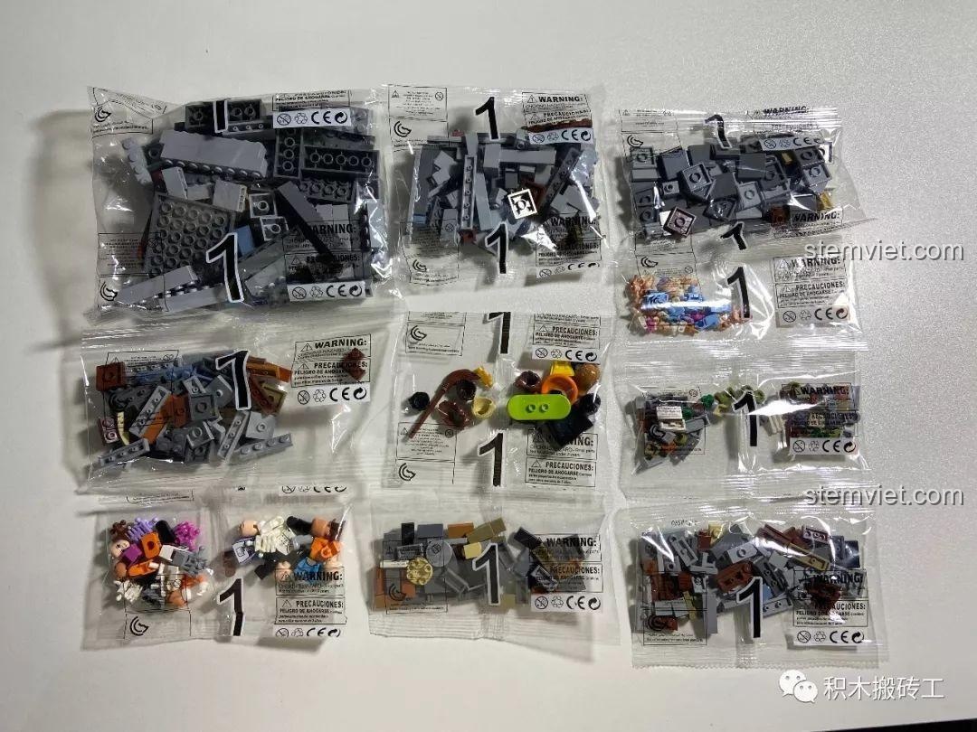 Các túi phân loại chi tiết bước 1 của bộ đồ chơi mô hình Quán Rượu Cổ QL0924, giúp việc lắp ráp trở nên dễ dàng và có tổ chức hơn cho bé 6 tuổi.