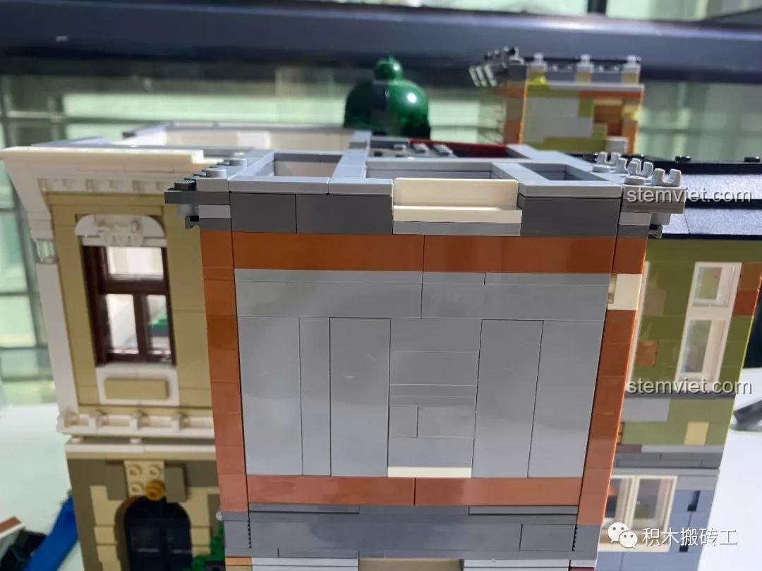 Mặt sau của mô hình đồ chơi mô hình Quán Rượu Cổ QL0924, cho thấy các chi tiết tường và cửa sổ.