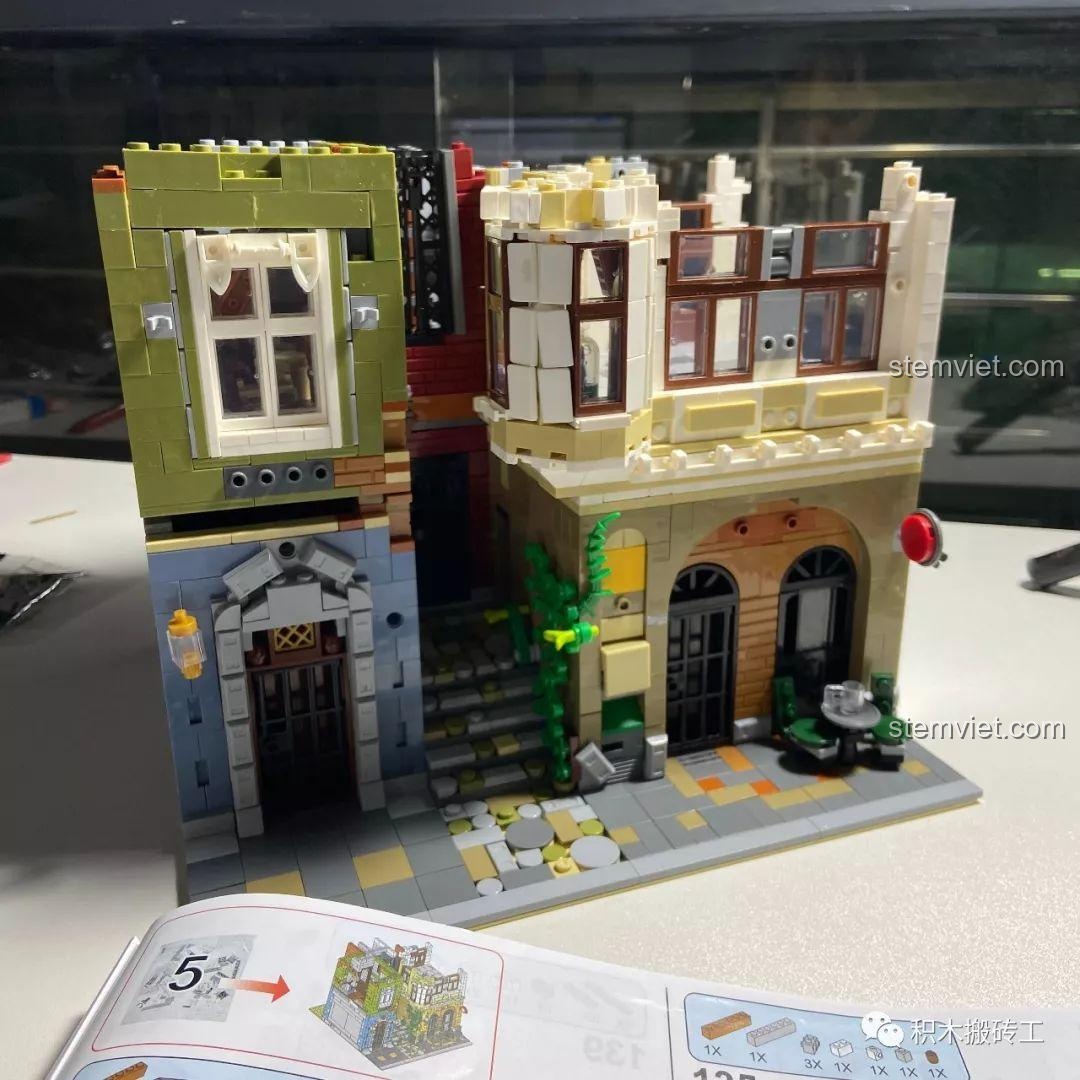 Các bức tường chính của tầng hai mô hình Kiến trúc Quán Rượu Cổ QL0924 đã hoàn thành sau bước 5, thể hiện cấu trúc tổng thể của tòa nhà.