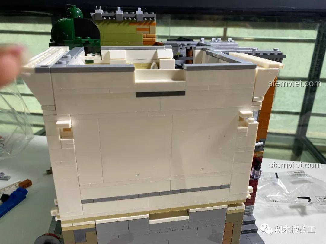 Cấu trúc tường có thể tháo rời của bộ lắp ghép ZHEGAO QL0924 Quán Rượu Cổ, giúp dễ dàng tiếp cận nội thất để trưng bày.