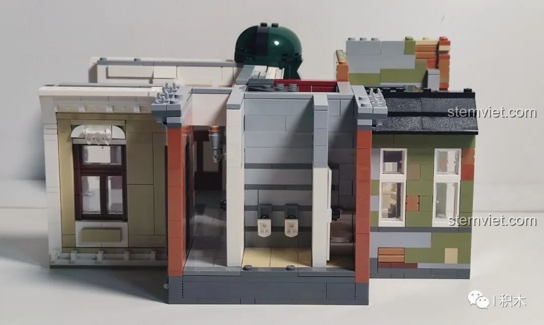 Khu vực vệ sinh bên trong mô hình Quán Rượu Cổ ZHEGAO QL0924 đã hoàn chỉnh.