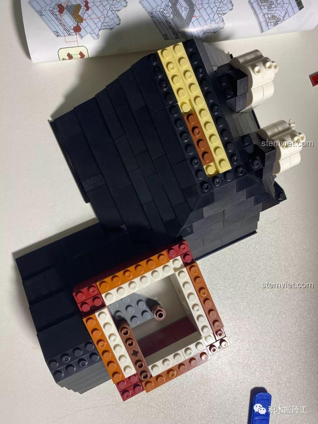 Dầm mái của bộ xếp hình ZHEGAO QL0924 Quán Rượu Cổ, được lắp ráp chắc chắn, đảm bảo độ bền cho mô hình.