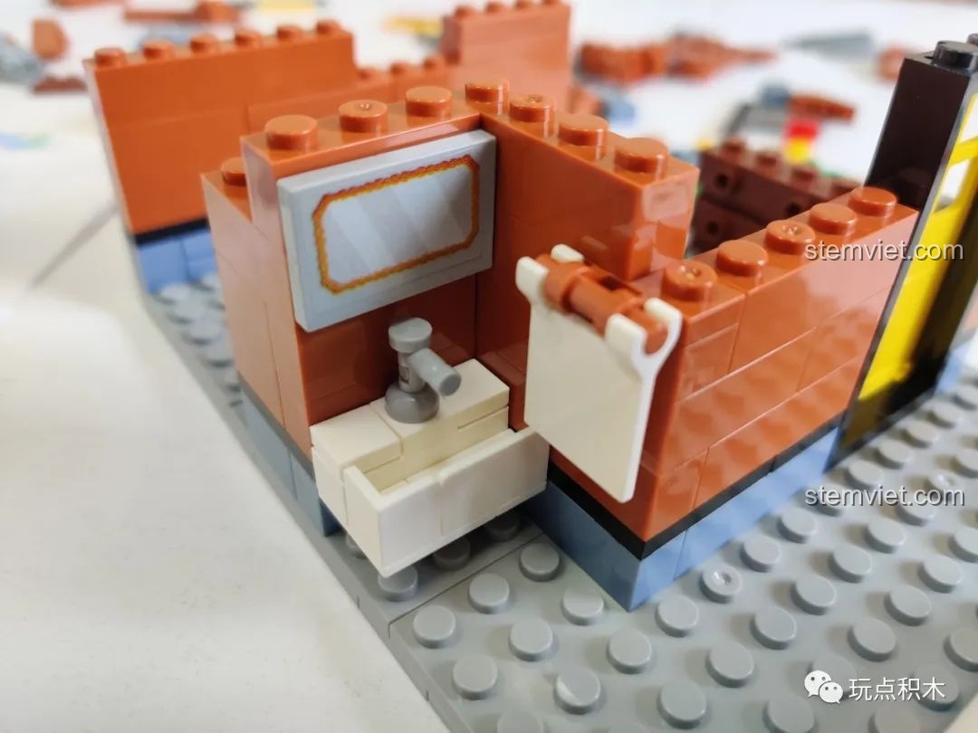 Chi tiết bồn rửa tay và gương trong phòng tắm tầng 2 của bộ lắp ghép Quán rượu Hill 935 chất lượng cao.