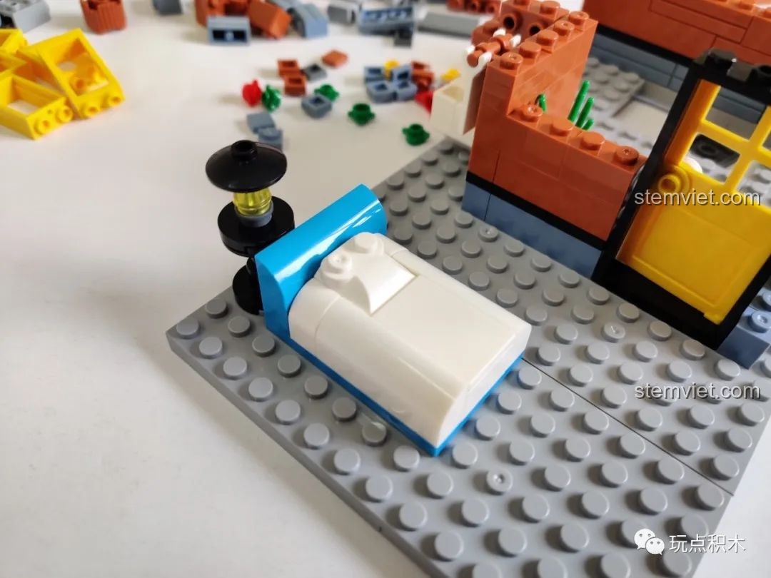 Chi tiết chiếc giường ngủ trong phòng ngủ tầng 2 của bộ xếp hình Tòa nhà góc phố QL0935 xịn giá rẻ.