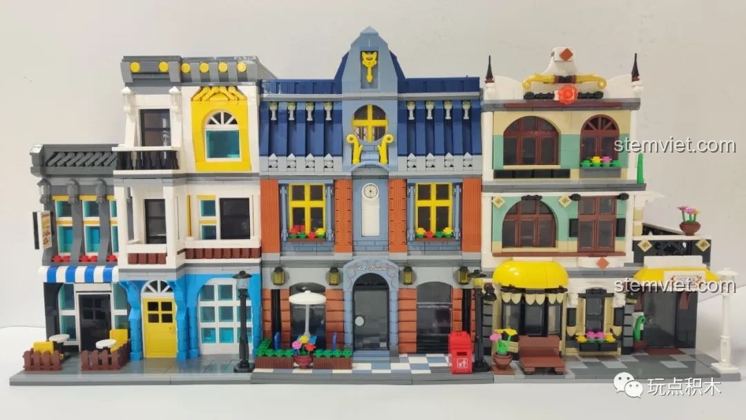 Bộ lắp ghép Quán rượu Hill QL 0935 kết hợp với các bộ khác tạo thành một khu phố sầm uất.