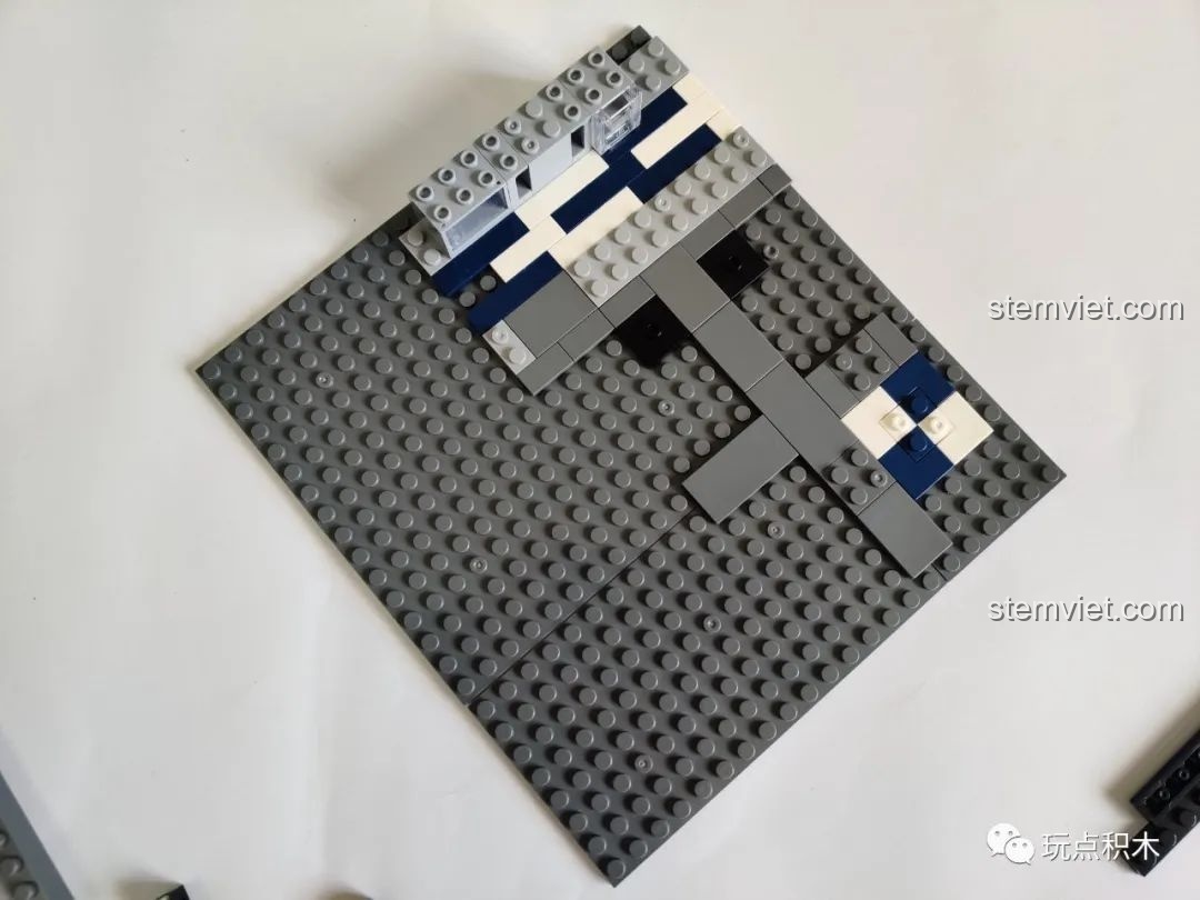 Quá trình lát gạch sàn caro để cố định các tấm đế trong bộ đồ chơi xây dựng Quán rượu Hill.