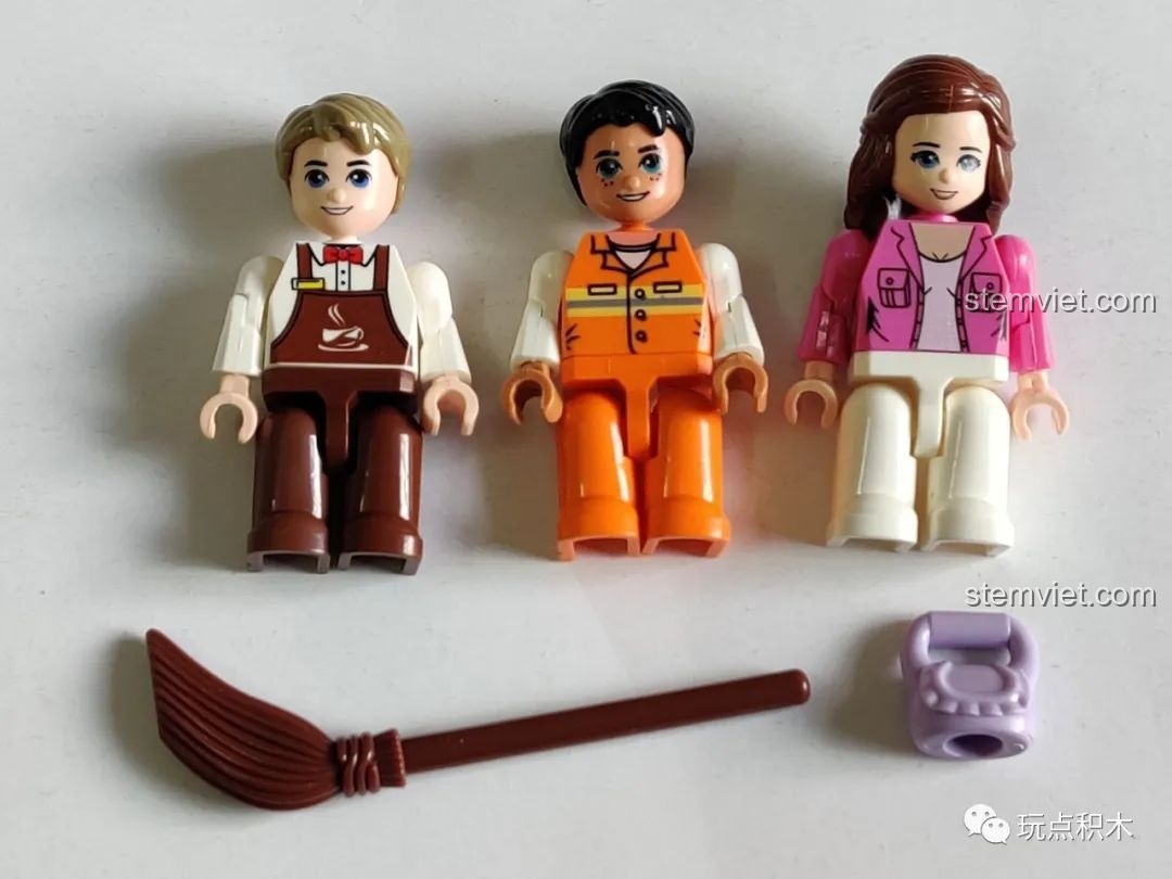 Ba nhân vật minifigure trong bộ lắp ghép Mô hình Quán rượu Hill cho bé trai 6+, gồm nhân viên và khách.