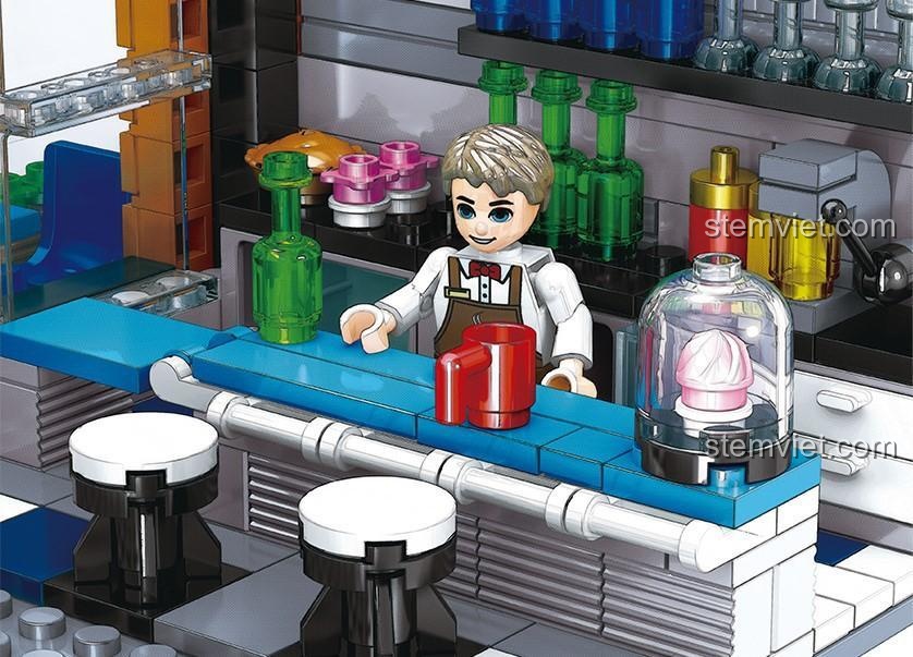 Cận cảnh nhân viên pha chế tại quầy bar trong bộ đồ chơi mô hình Zhegao QL0935.