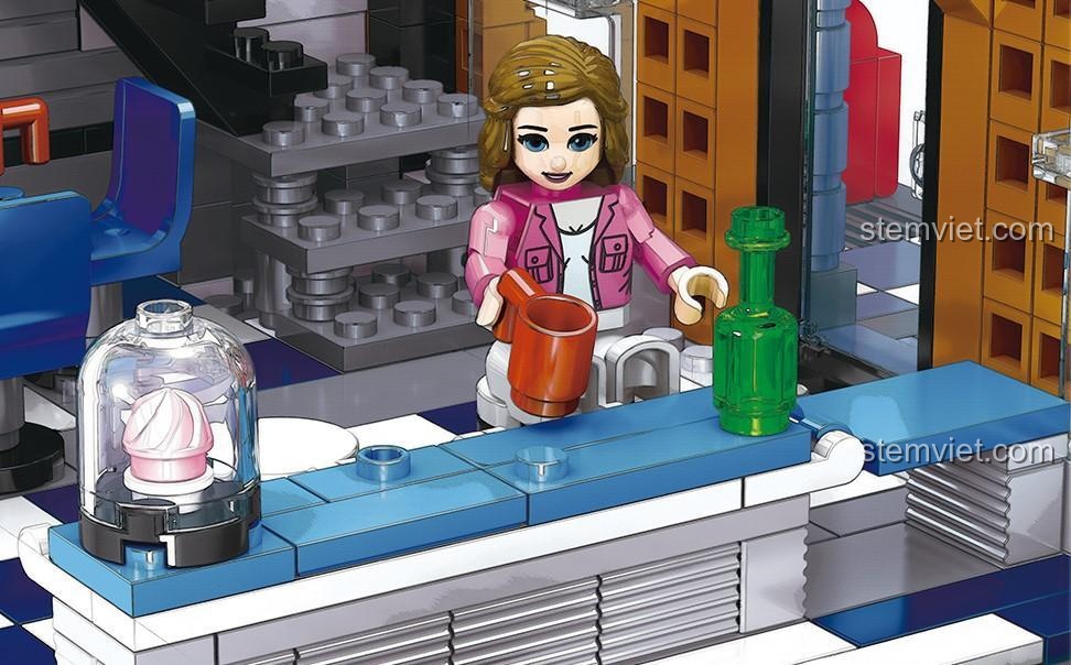 Minifigure nữ khách hàng đang thưởng thức đồ uống trong bộ lắp ghép Tòa nhà Quán rượu Hill.