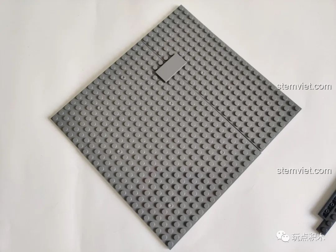 Tấm đế lớn được ghép lại từ nhiều mảnh trong bộ lắp ghép Zhegao 935 xịn giá rẻ.