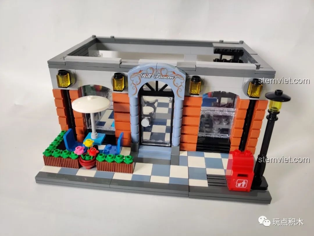 Tầng 1 hoàn thiện của mô hình Tòa nhà kiến trúc châu Âu 935 giá hời với bàn ghế và cửa ra vào.