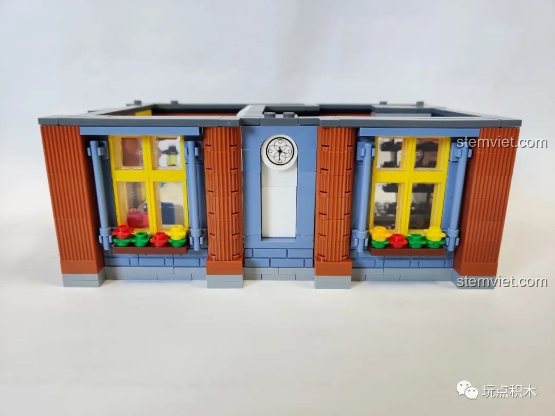 Tầng 2 hoàn thiện của bộ lắp ghép Zhegao 935, nổi bật với cửa sổ màu vàng và đồng hồ.