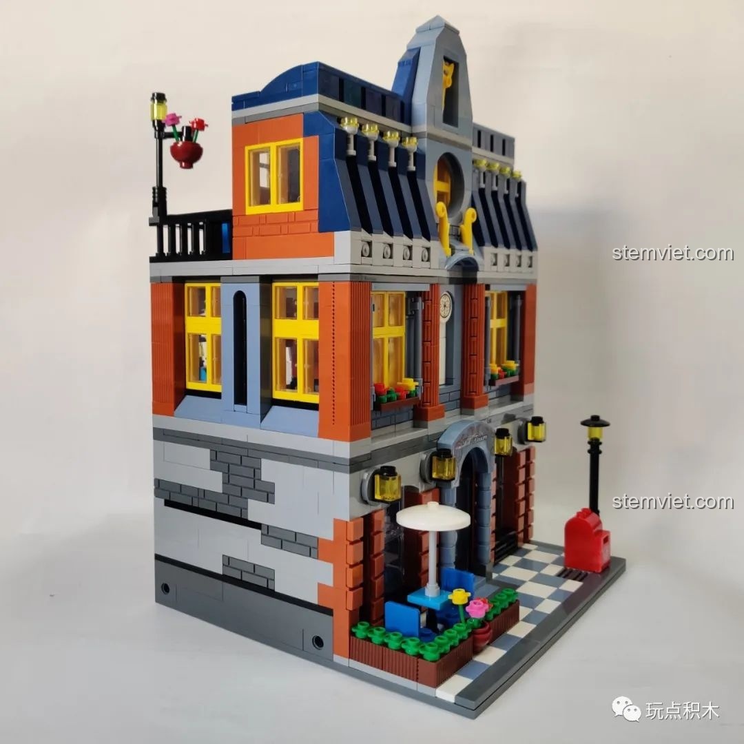 Góc nhìn nghiêng của bộ lắp ghép Quán rượu Hill 935 chất lượng cao giá tốt, thấy rõ các tầng.