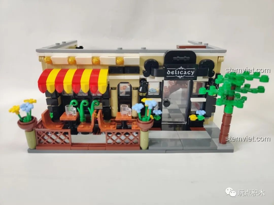 Hoàn thành bước 2, tầng 1 của nhà hàng Zhegao QL0937 đã có mặt tiền với mái hiên và bàn ghế ngoài trời.