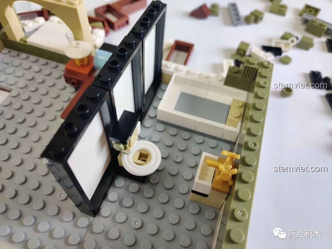 Quá trình lắp ráp tầng 2 của bộ Zhegao QL0937, bắt đầu với phòng tắm và bồn cầu.