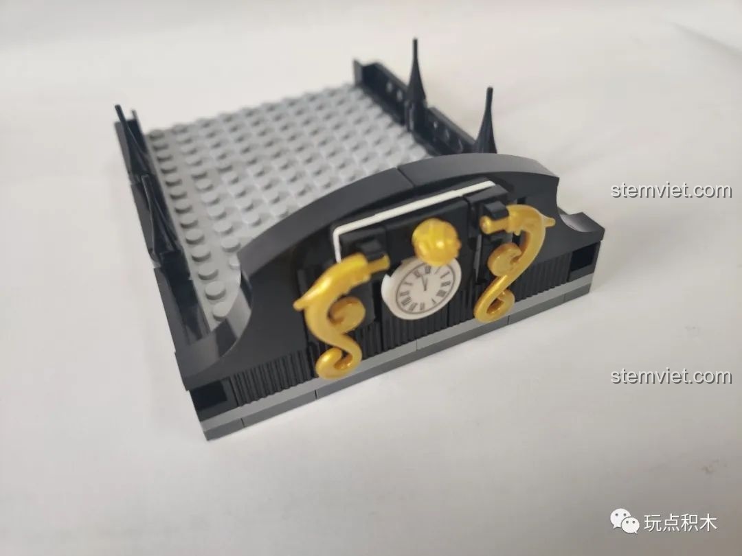 Phần mái trang trí của tầng 3 mô hình Zhegao QL0937 với đồng hồ và các chi tiết màu vàng.